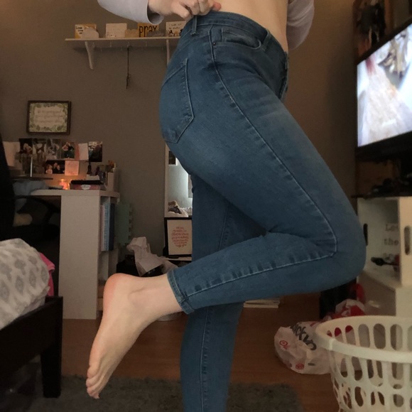 Old Navy High Waisted Jeans - Picture 3 of 4